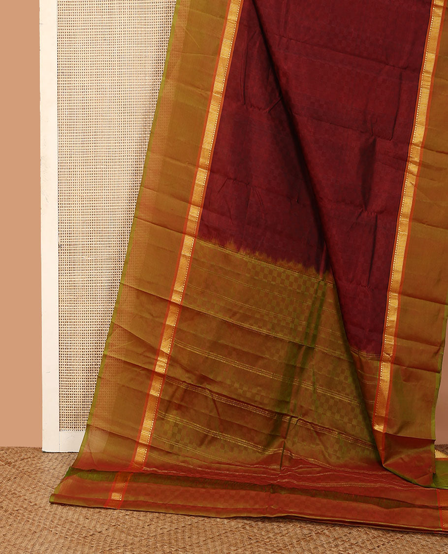 Red payadi kattam Kanchipuram silk saree, contrast kaal erangina border of rekku, and vanki designs, and zari striped pallu