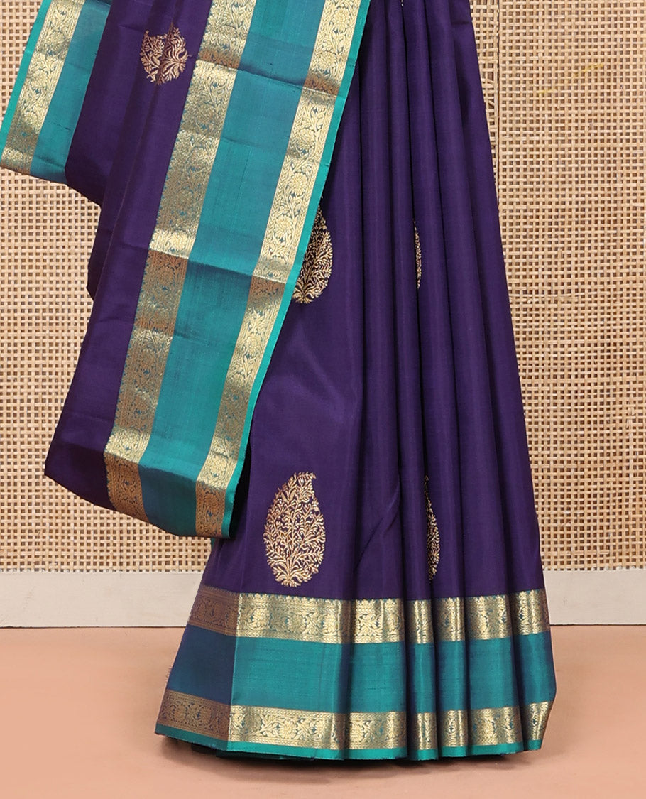 Blue Kanchipuram Silk Saree Elegantly Woven with Zari Buttas, Complemented by a Contrast Rettai Pettu Border Depicting Kodi Visiry Designs, Pallu Adorned with Intricate Designs, and Paired with a Contrast Blouse