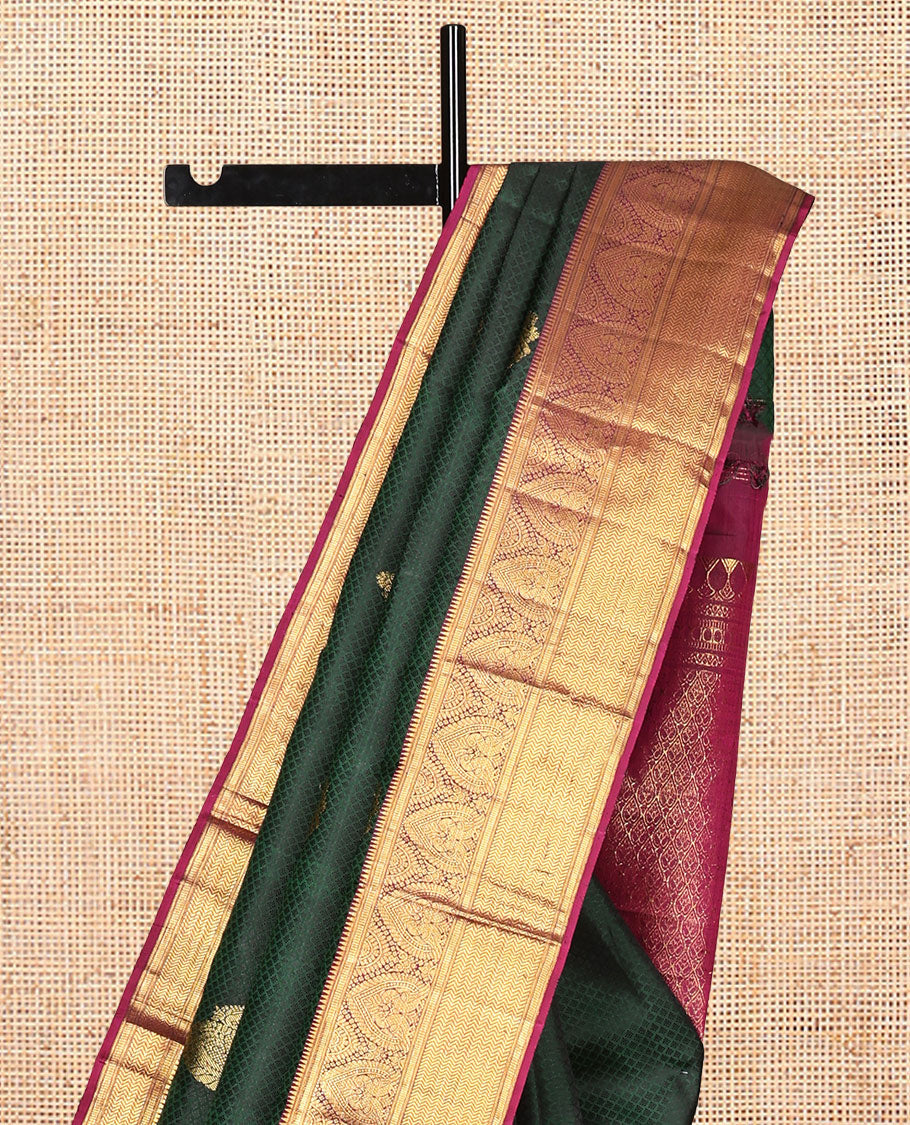 Green Parampara Silk Saree, Adorned with Embossed and Zari Buttas, a Contrast Border of Rekku, Muthu, Mayil, and Vanki Designs, Grand Pallu, and a Contrast Blouse