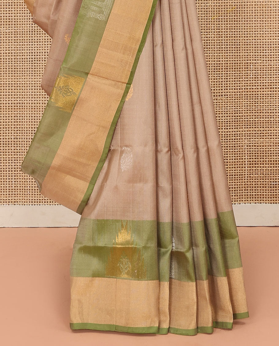 Chiku Color Uppada Silk Saree Adorned with Paisley Buttas, Subtle Contrast Border of Temple Gopuram Motifs, Captivating Pallu Featuring Floral Jaal Design, and Paired with a Contrast Blouse
