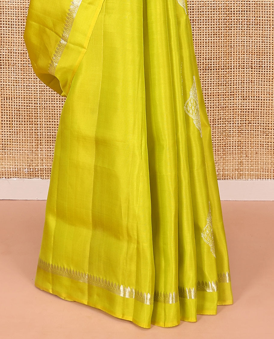 Green zari buttas soft silk saree, zari kaal erangina border of thilakam mokku, muthu, and banaras, and pallu of vanki designs
