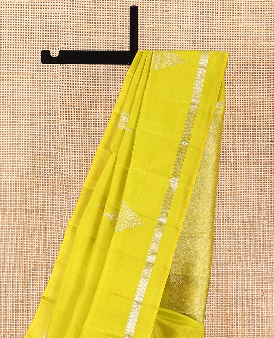 Green zari buttas soft silk saree, zari kaal erangina border of thilakam mokku, muthu, and banaras, and pallu of vanki designs