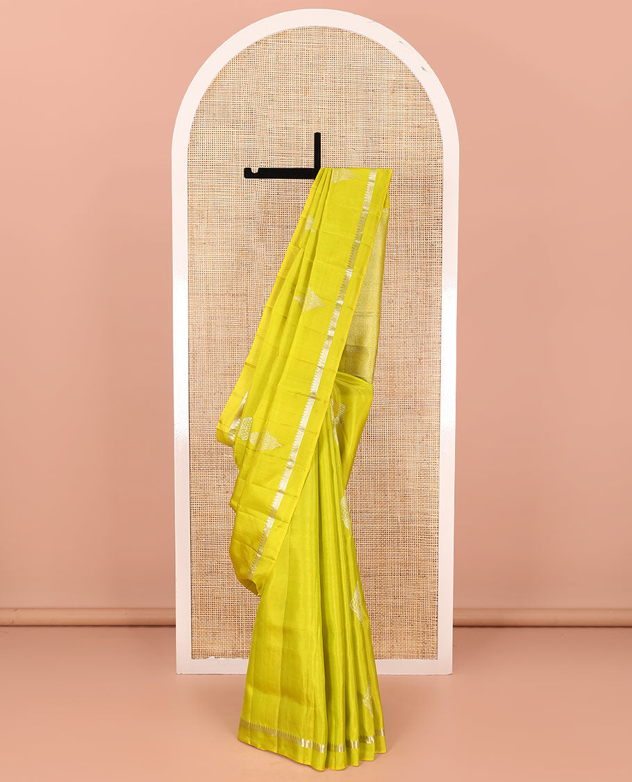 Green zari buttas soft silk saree, zari kaal erangina border of thilakam mokku, muthu, and banaras, and pallu of vanki designs