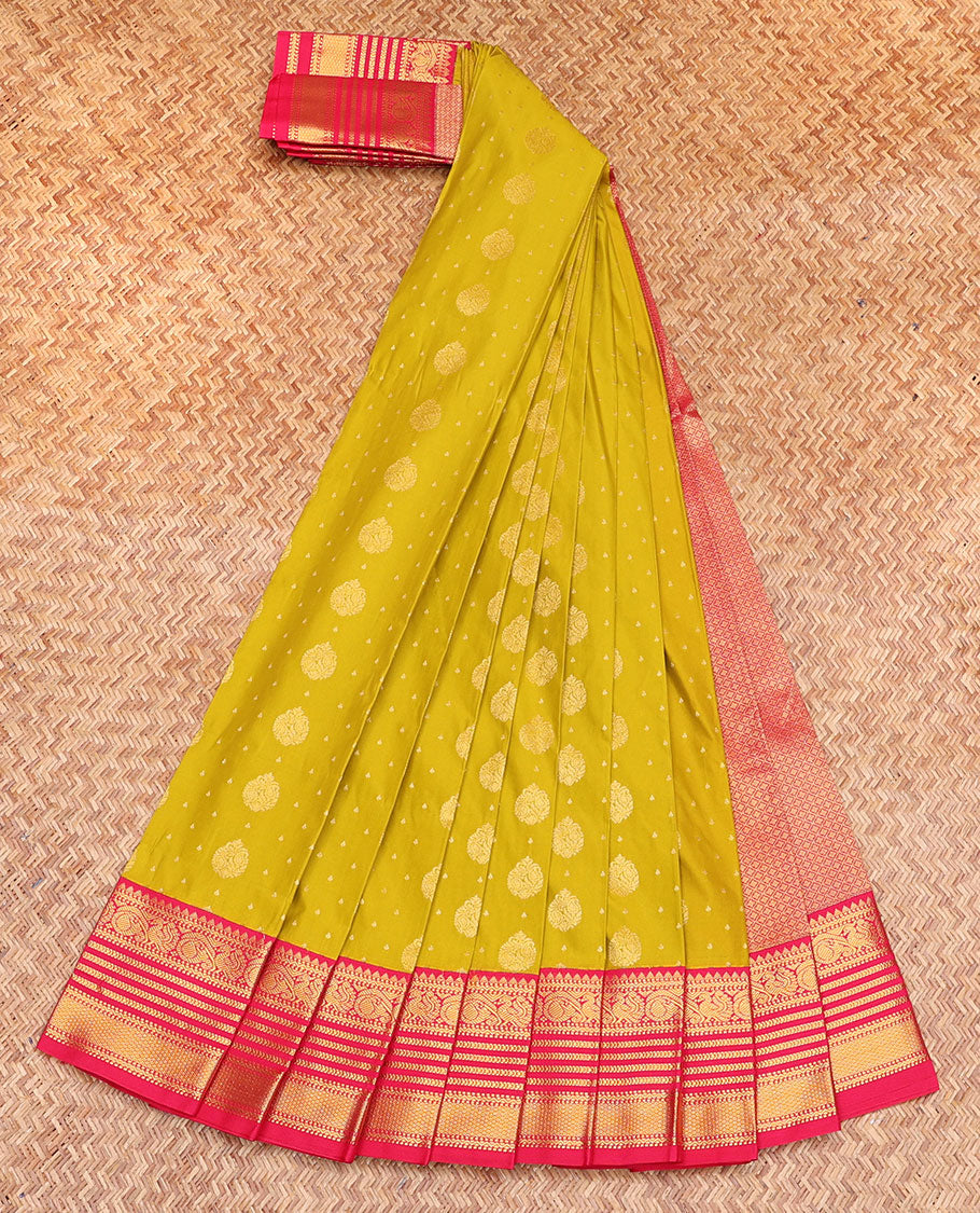 Green Budget Silk Saree, Woven with Zari Buttas, Complemented by a Contrast Traditional Design Border, Grand Jaal Pallu, and a Contrast Blouse