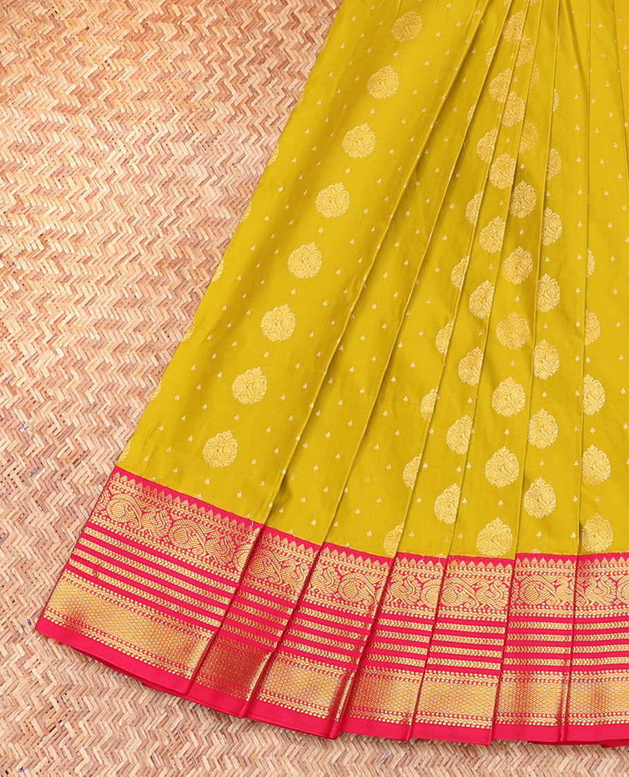 Green Budget Silk Saree, Woven with Zari Buttas, Complemented by a Contrast Traditional Design Border, Grand Jaal Pallu, and a Contrast Blouse