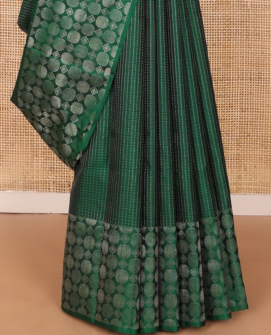 Green muthu kattam soft silk saree, zari border & pallu steeped with geometric-shaped motifs