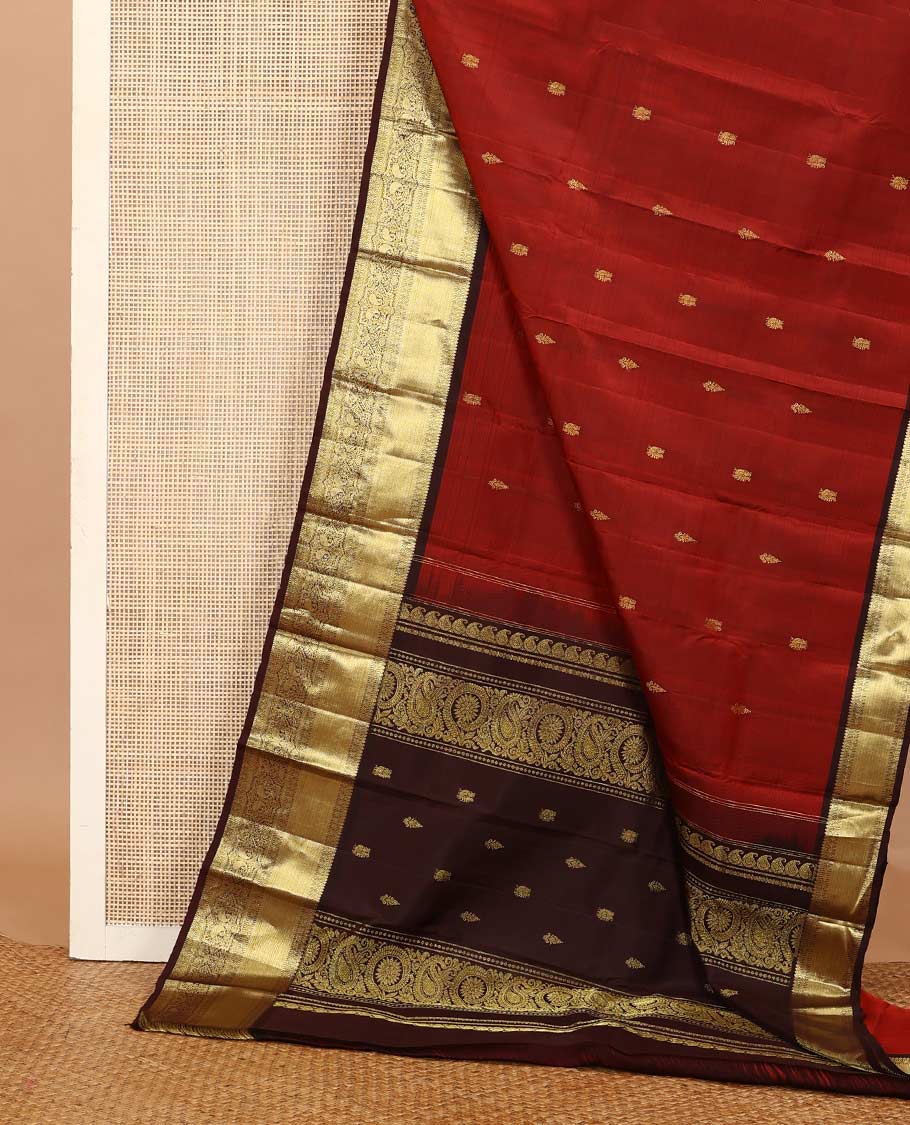 Rust zari buttas Kanchipuram silk saree, contrast border of thilakam mokku, muthu, poun, mayil kann, and manga designs, and zari design pallu
