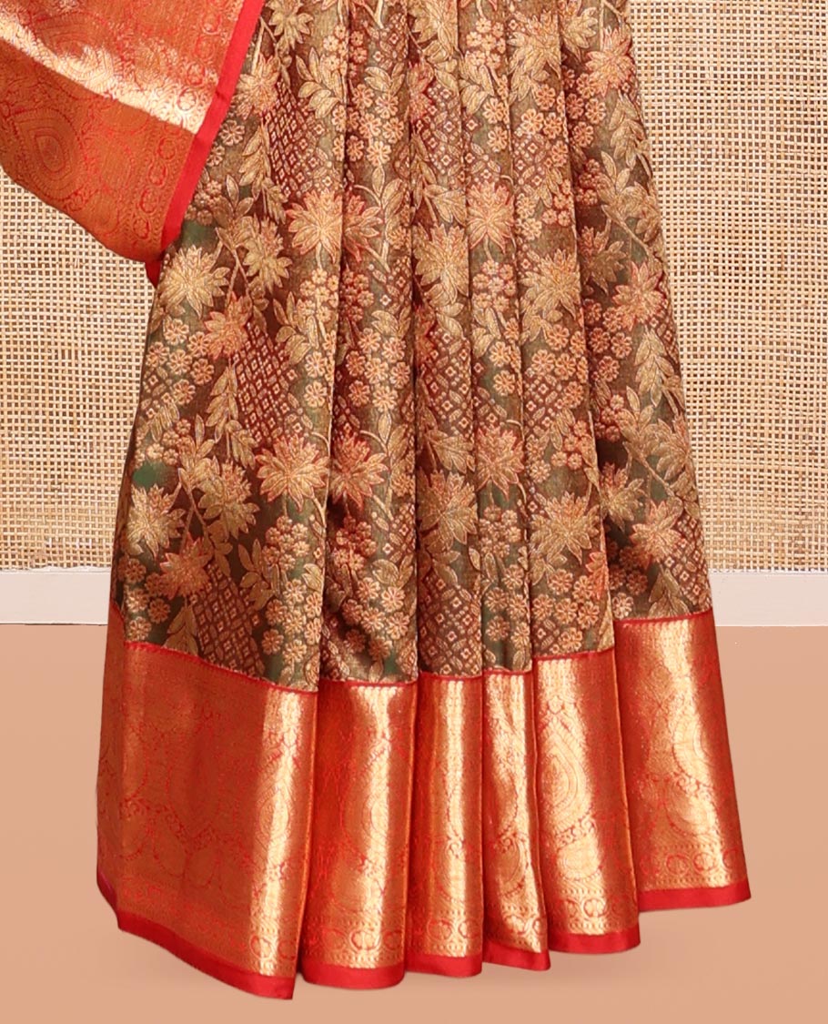 Green Kanchipuram Wedding Silk Saree, Adorned with Jacquard Design, a Contrast Border of Traditional Zari Design, Grand Pallu, and a Contrast Blouse