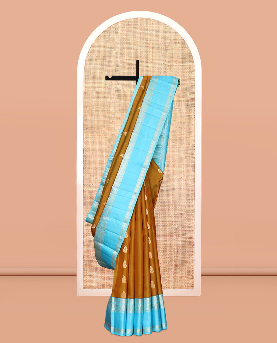 Mustard Vasundhara Silk Saree, Woven with Zari Buttas, Contrast Rettai Pettu Border of Thilakam Mokku, Neli, Mayil Kann, and Kodi Visiry Designs, Grand Pallu, and a Contrast Blouse