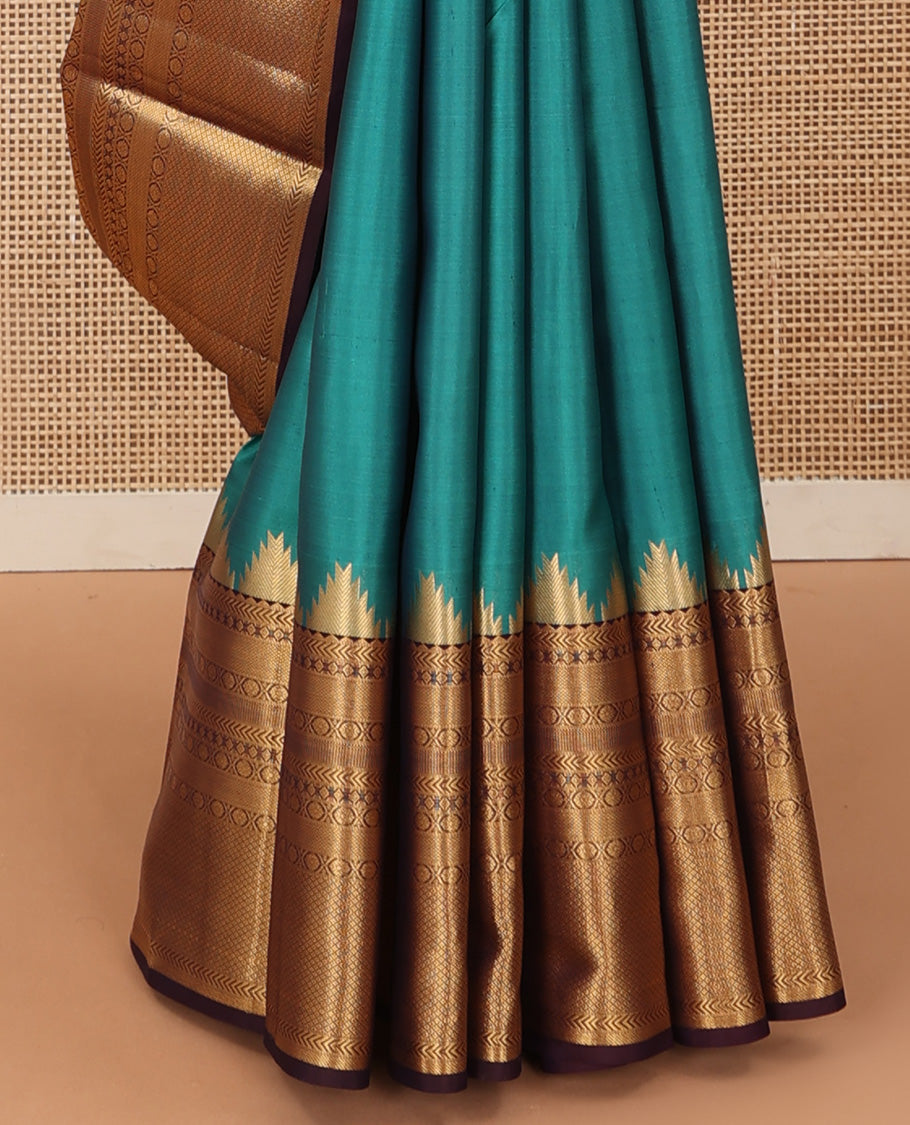 Green plain Kanchipuram silk saree, contrast thazampoo rekku rettai pettu border of rekku, kathir, diamond, poun, and mayil kann and jaal pallu