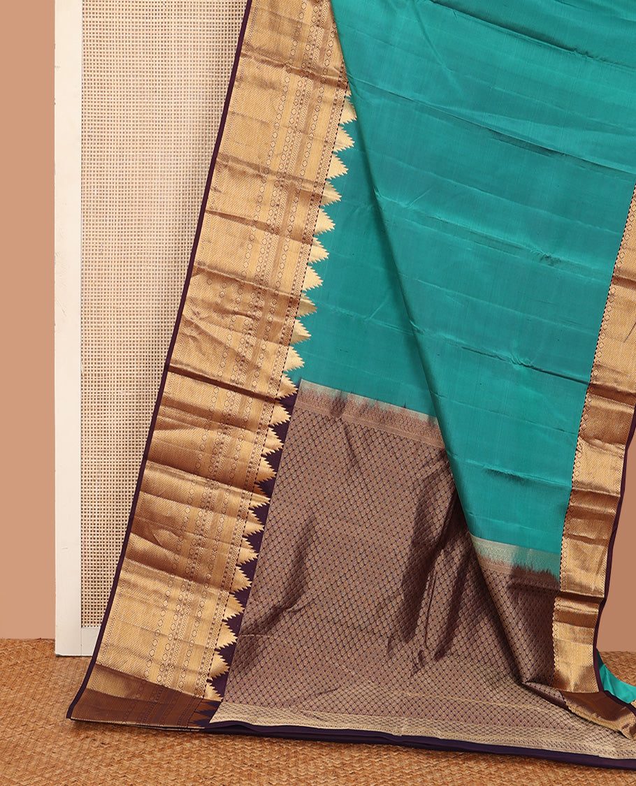 Green plain Kanchipuram silk saree, contrast thazampoo rekku rettai pettu border of rekku, kathir, diamond, poun, and mayil kann and jaal pallu