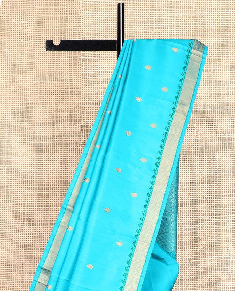 Blue buttas Kanchipuram silk saree, self-border of thazampoo rekku, and vanki designs, and pallu of thilakam mokku, manga mokku, and jaal designs