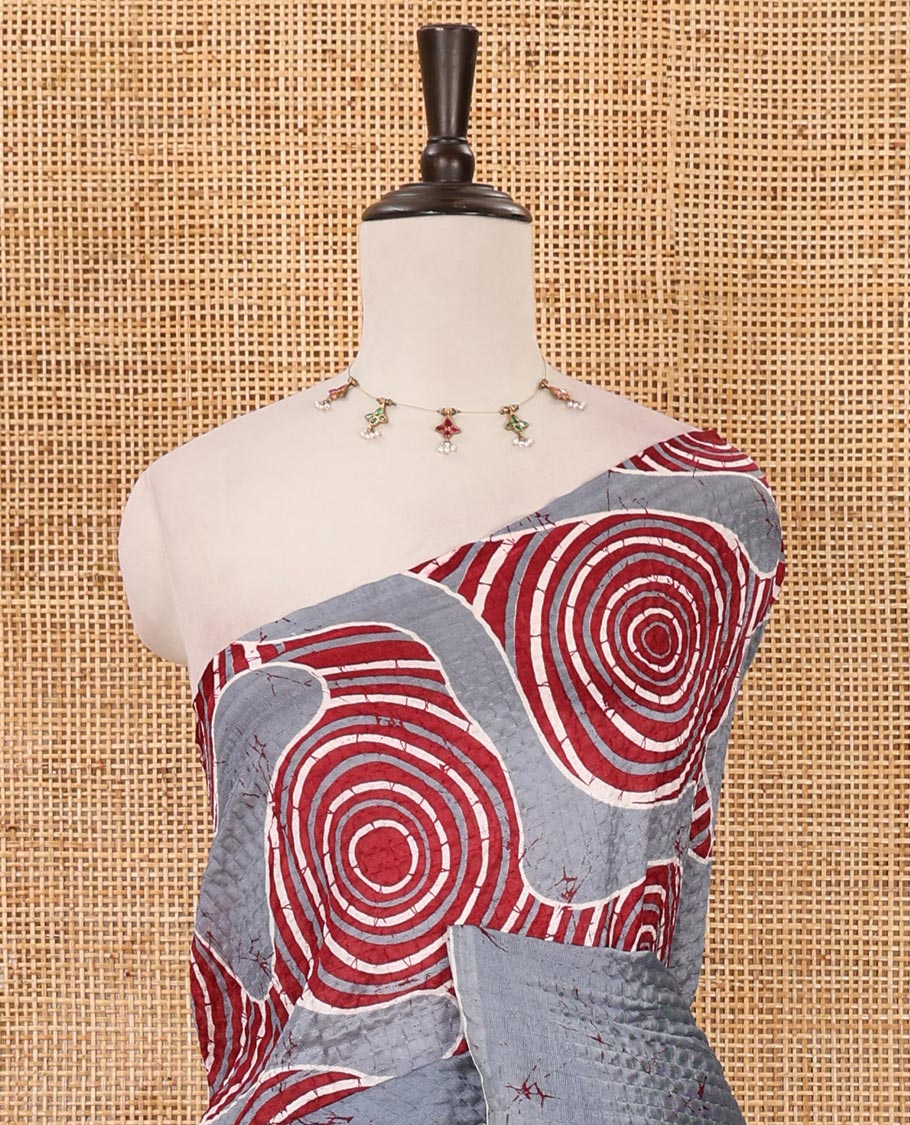 Borderless grey abstract-geometric printed crushed litchi saree, printed pallu & running blouse