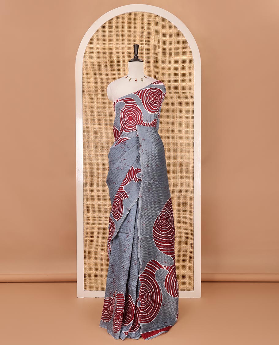 Borderless grey abstract-geometric printed crushed litchi saree, printed pallu & running blouse