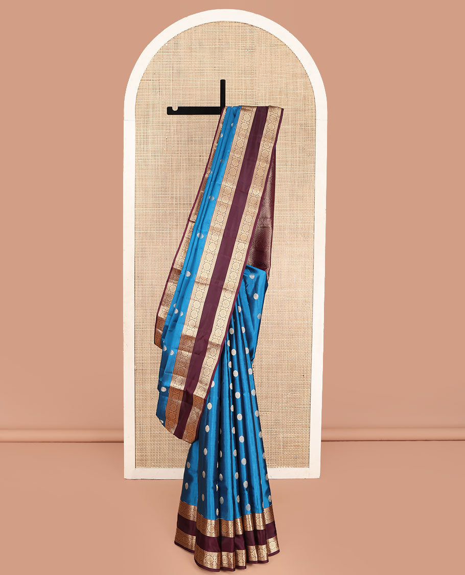 Blue Vasundhara Lite Silk Mix Saree, Adorned with Chakram Buttas All Over Its Body, Complemented by a Contrast Rettai Pettu Border of Rekku, Neli, and Chakram Designs, Pallu of Chakram and Jaal Designs, and Paired with a Contrast Blouse