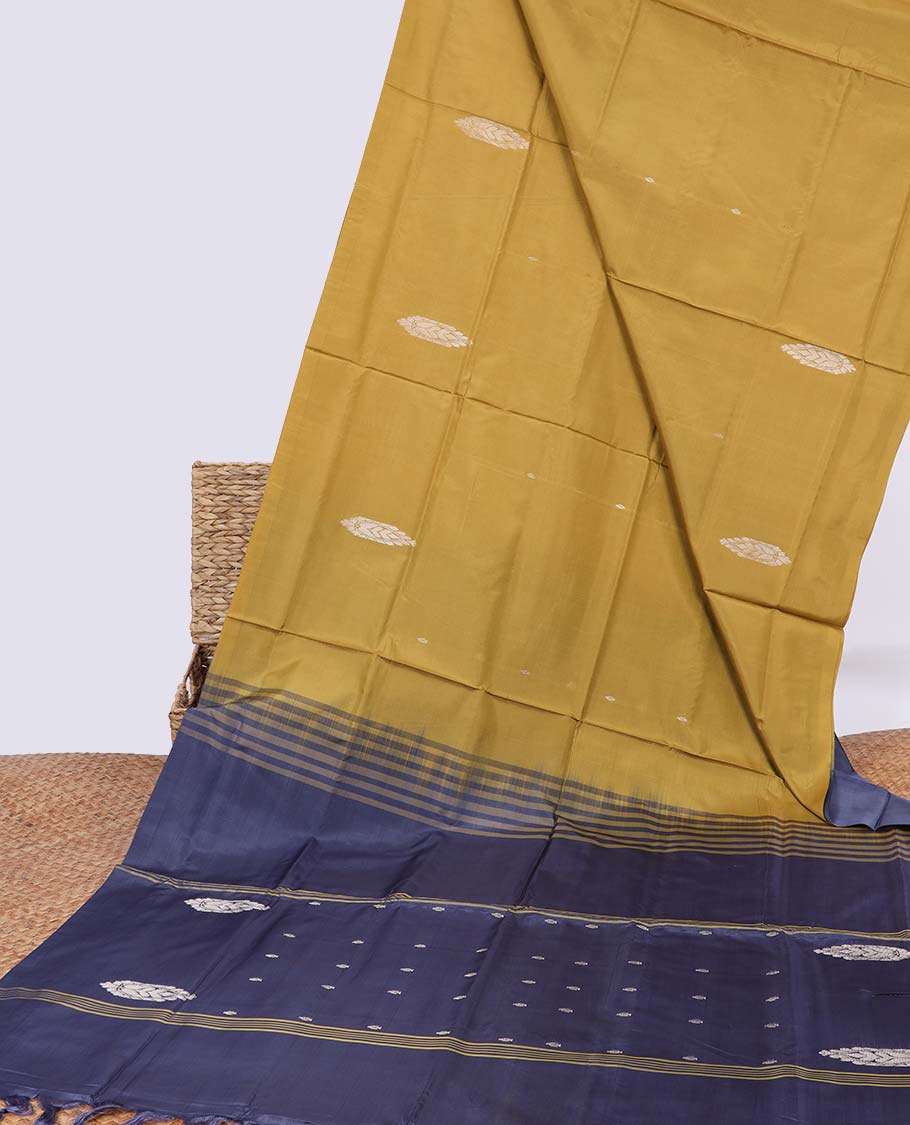 Borderless green floral motifs banana pith saree & striped with floral motifs pallu