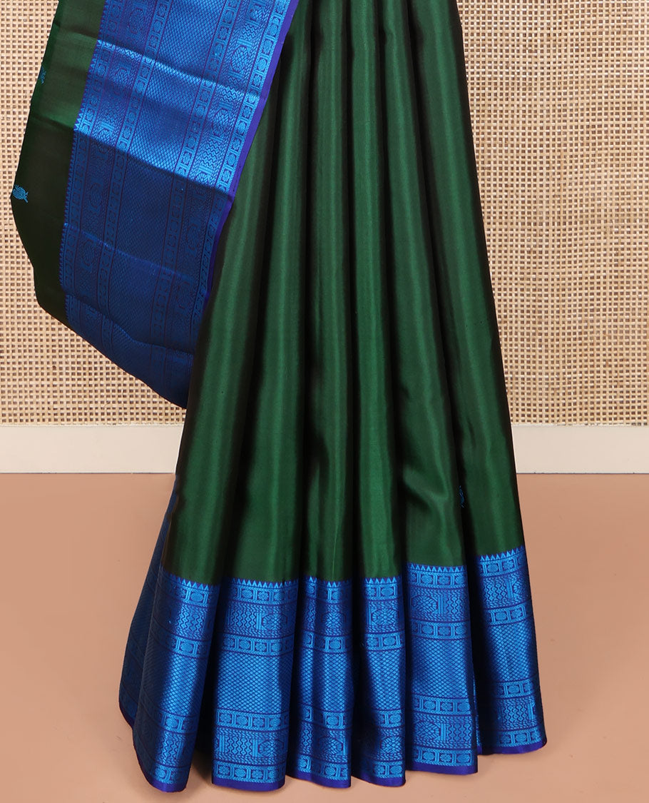 Green Kanchipuram Silk Saree, Enlivened with Mayil and Chakram Thread Buttas on Its Body, Complemented by a Contrast Border of Rekku, Kamalam, Poun, Chakram, Kuyil Kann, and Then Kuli Kann Designs, Jaal Design Pallu, and Paired with a Contrast Blouse