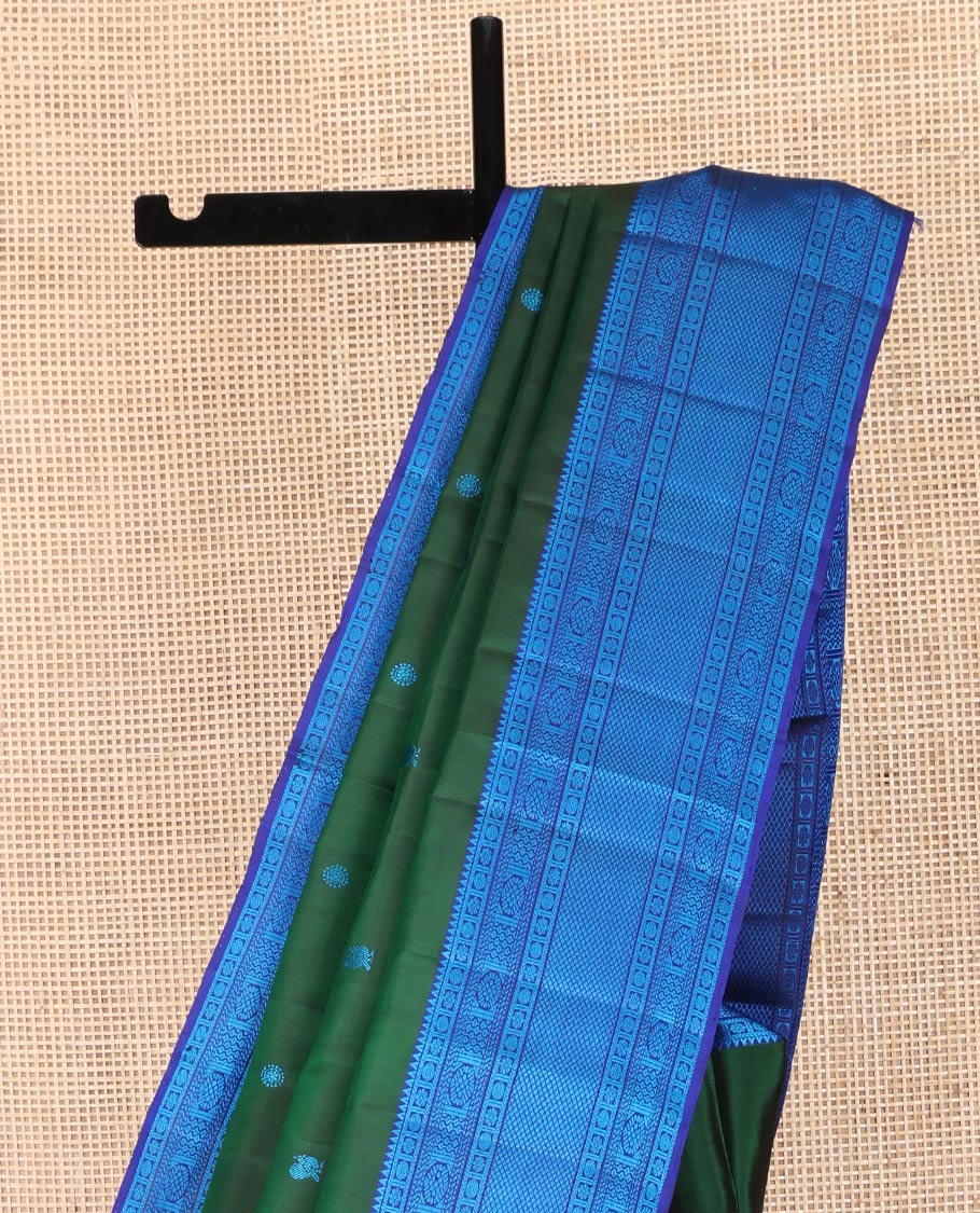 Green Kanchipuram Silk Saree, Enlivened with Mayil and Chakram Thread Buttas on Its Body, Complemented by a Contrast Border of Rekku, Kamalam, Poun, Chakram, Kuyil Kann, and Then Kuli Kann Designs, Jaal Design Pallu, and Paired with a Contrast Blouse