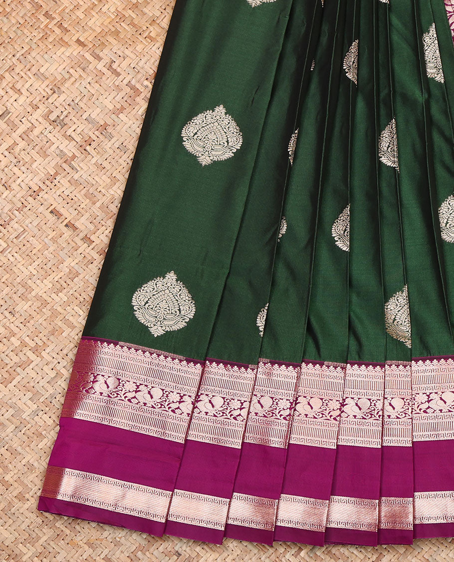 Green Budget Silk Saree, Finely Woven with Zari Buttas, Complemented by a Contrast Traditional Zari Rettai Pettu Border, Grand Pallu, and a Contrast Blouse