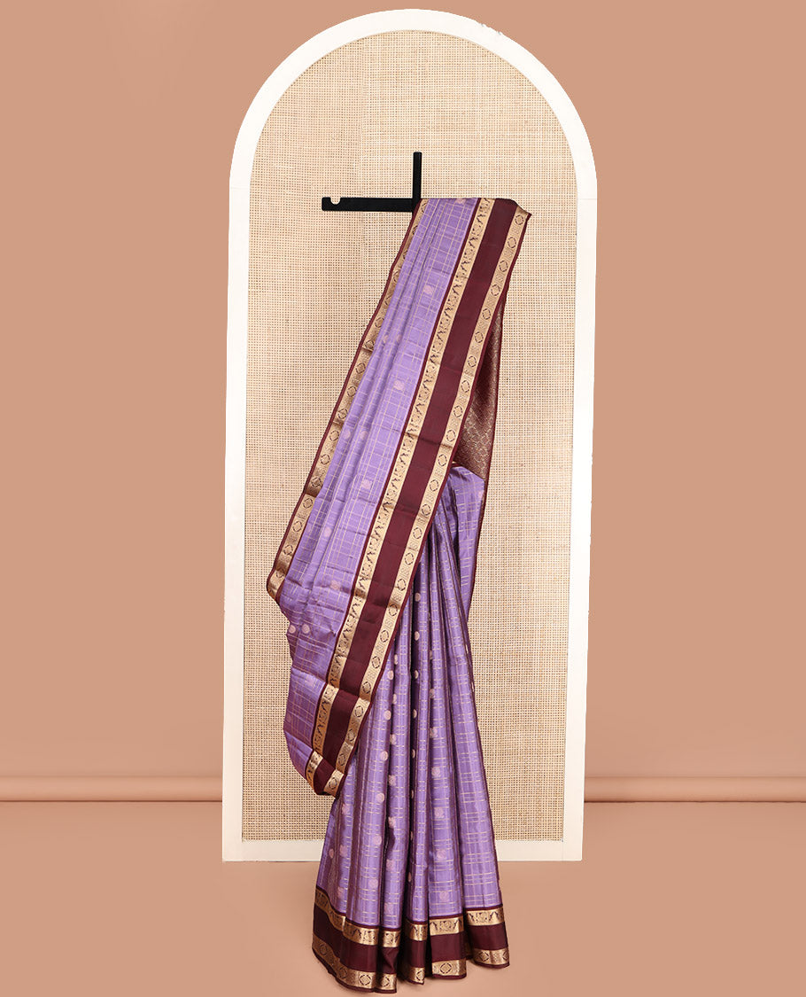 Lavender Vasundhara Lite Silk Mix Saree, Enriched with Mayil Chakram Butta Enclosed Checks, Complemented by a Contrast Rettai Pettu Border of Thazampoo Rekku, Mayil, and Chakram Designs, Boldly Accentuated Pallu, and Paired with a Contrast Blouse