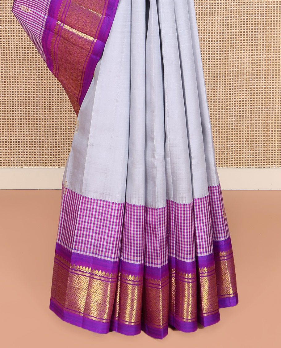 Grey Kanchipuram Silk Saree, Adorned with Zari Buttas on Its Body, Complemented by a Contrast One-Sided Korvai Border of Thilakam Mokku, Banaras, and Jaal Designs, Pallu Depicts Zari Designs, and Comes Without a Blouse