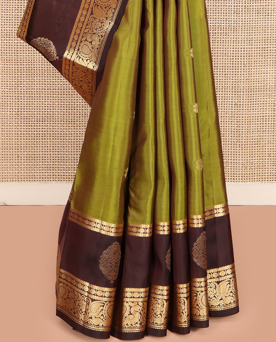 Green Vasundhara Lite Silk Mix Saree, Woven with Zari Buttas, Complemented by a Contrast Border of Muthu, Banaras, Rudraksham, and Mayil Designs, Pallu Elevated with Rudraksham Butta Enclosed Jaal Designs, and Paired with a Contrast Blouse