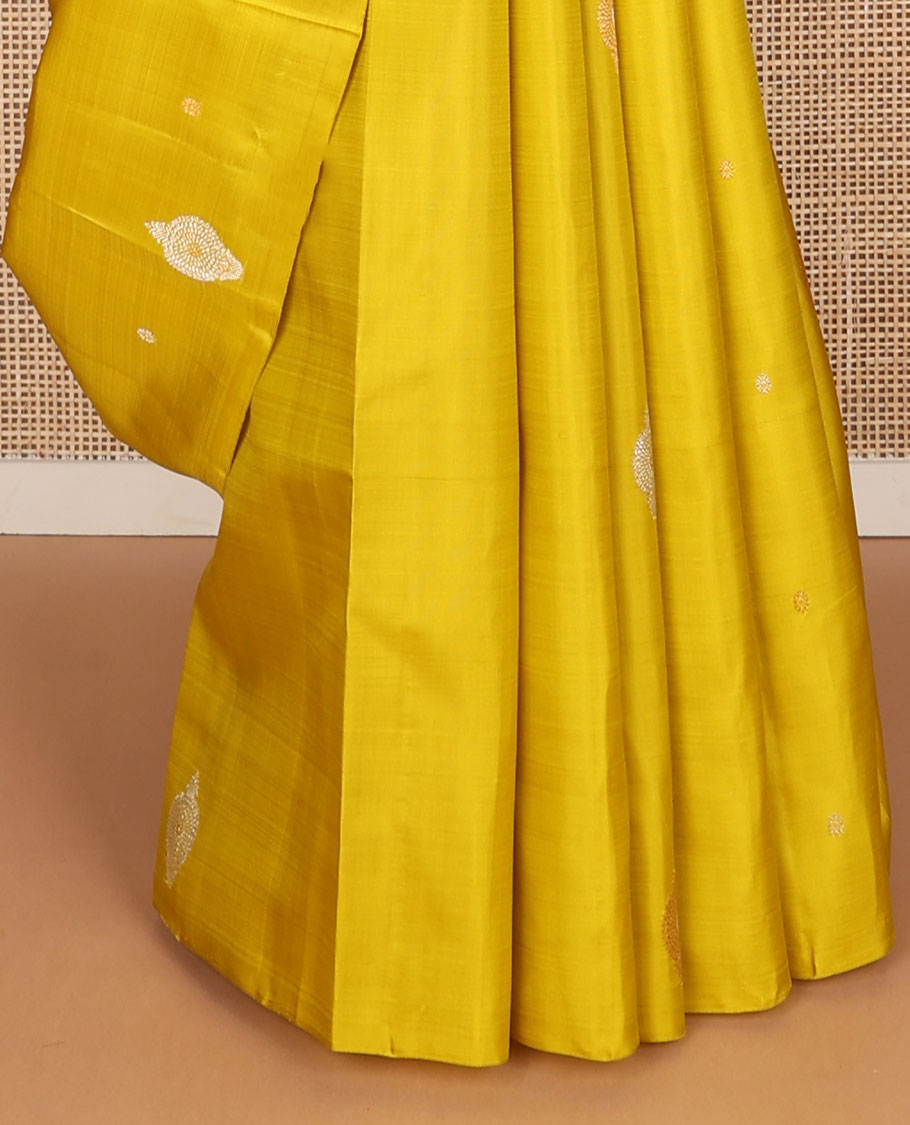 Borderless yellow zari buttas Kanchipuram silk saree, self-pallu of jaal designs
