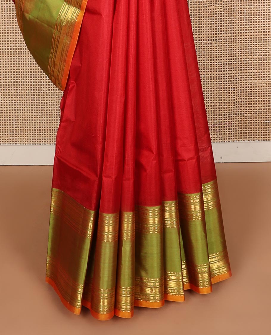 Red plain Kanchipuram silk saree, contrast rettai pettu border of rekku, rudraksham, banaras, and vanki designs, and zari design pallu