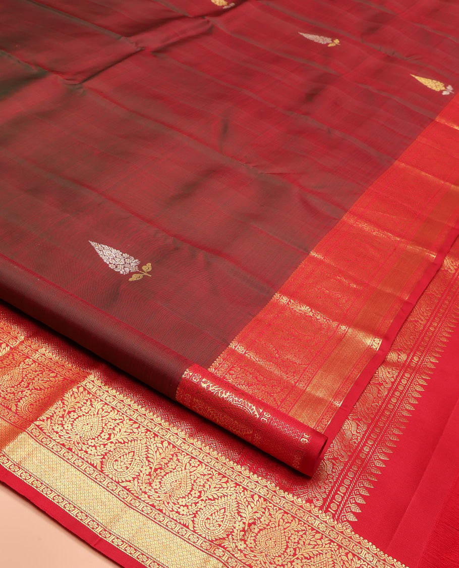 Maroon Kanchipuram Silk Saree, Beautified with Zari Buttas All Over Its Body, Complemented by Contrast Border of Kamalam, Thilakam, and Mayil Kann Designs, Grand Jaal Pallu, and Paired with a Contrast Blouse