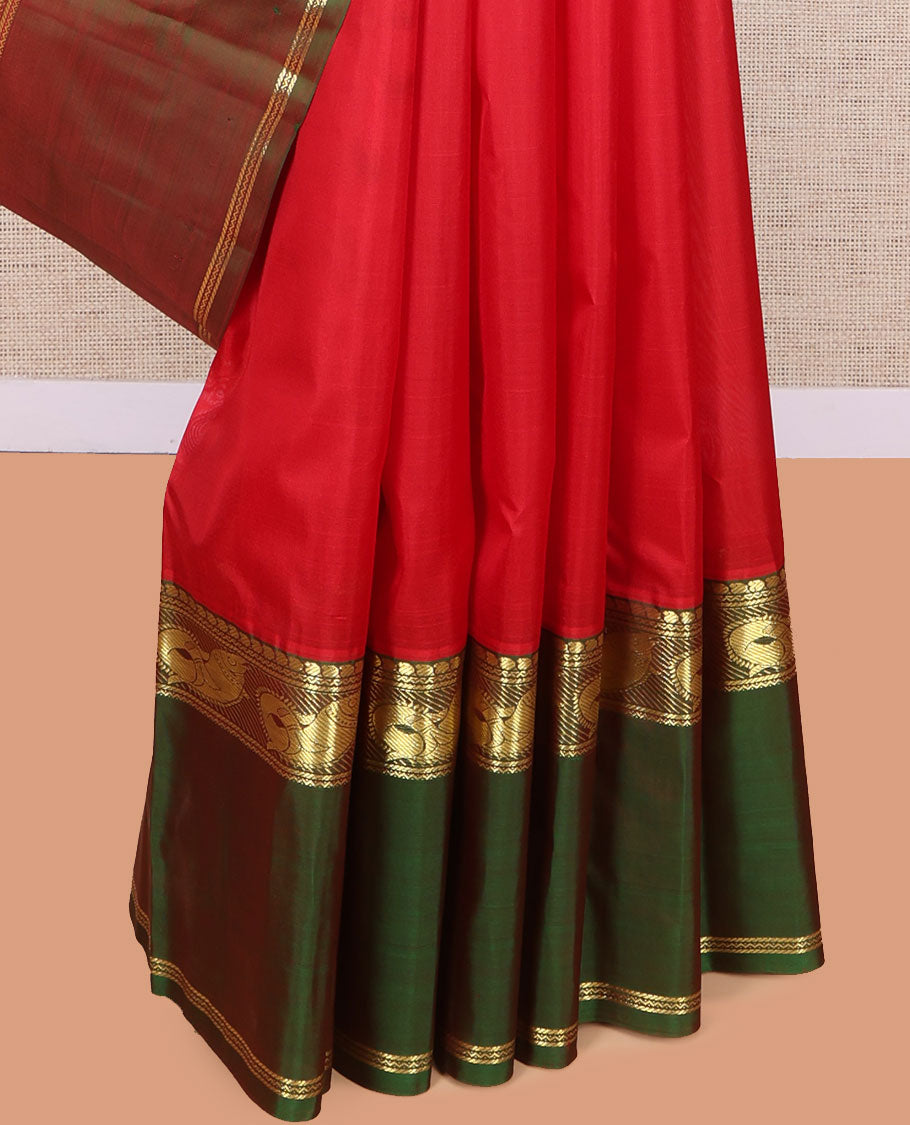 Red Kanchipuram Silk Saree, Woven with Buttas, Complemented by a Contrast Rettai Pettu Meen Motif Border, Pallu of Zari Design, and Contrast Blouse