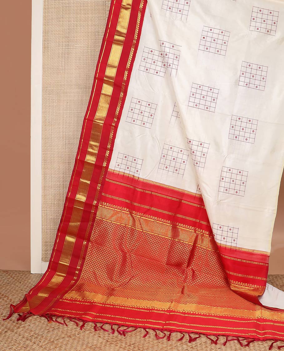 White geometric buttas silk saree, contrast one-sided korvai rettai pettu border of salangai, banaras & vanki designs & jaal pallu