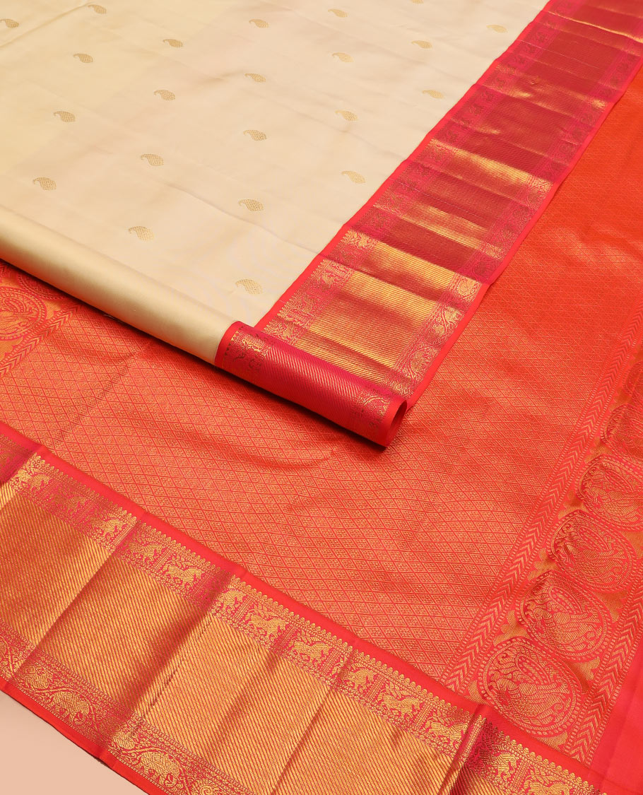 Cream manga buttas Kanchipuram silk saree, contrast ganga jamuna border of thilakam mokku, muthu, kuthirai, and kodi mayil and yaanai designs, and jaal pallu