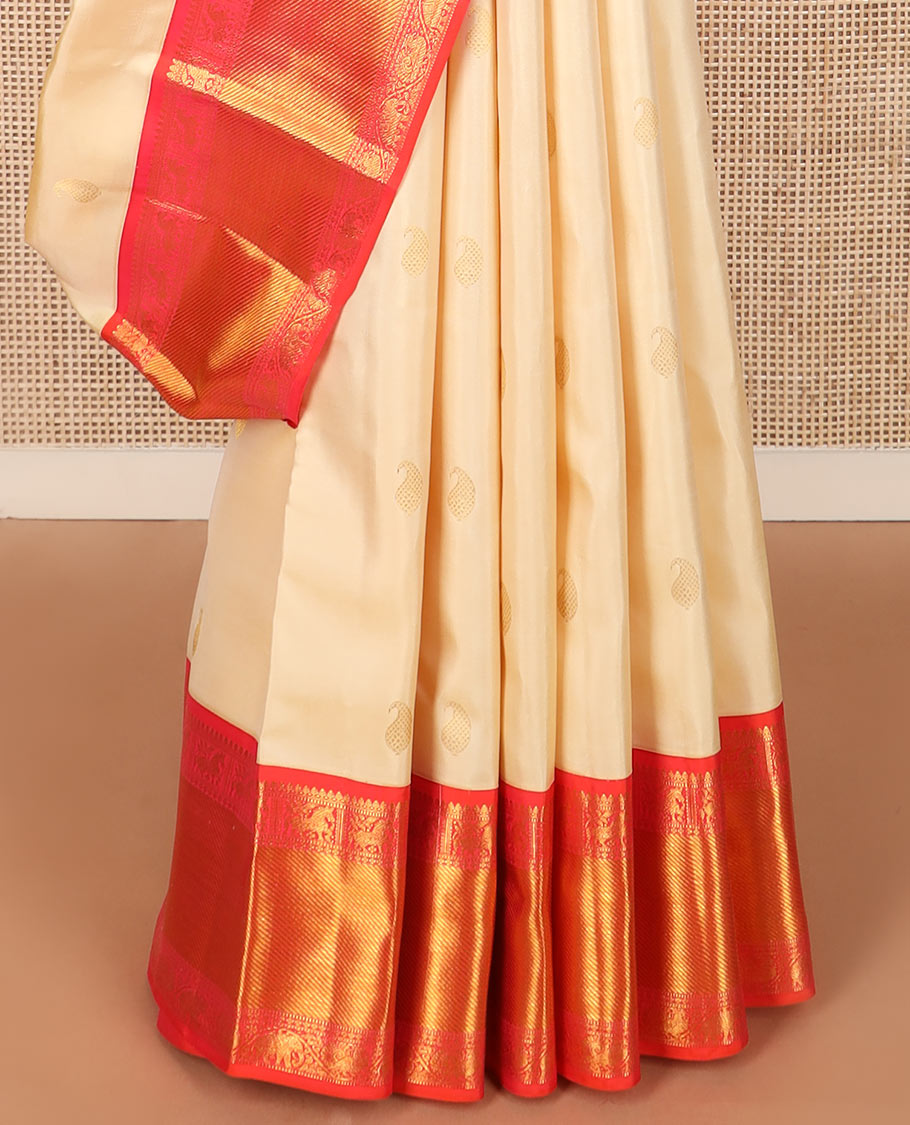 Cream manga buttas Kanchipuram silk saree, contrast ganga jamuna border of thilakam mokku, muthu, kuthirai, and kodi mayil and yaanai designs, and jaal pallu