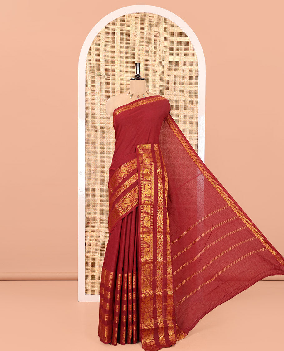 Maroon Plain Sungudi Cotton Saree, Highlighted by Traditional Zari Border of Peacock and Floral Creeper Designs, Subtly Striped Pallu, and Paired with a Contrast Blouse