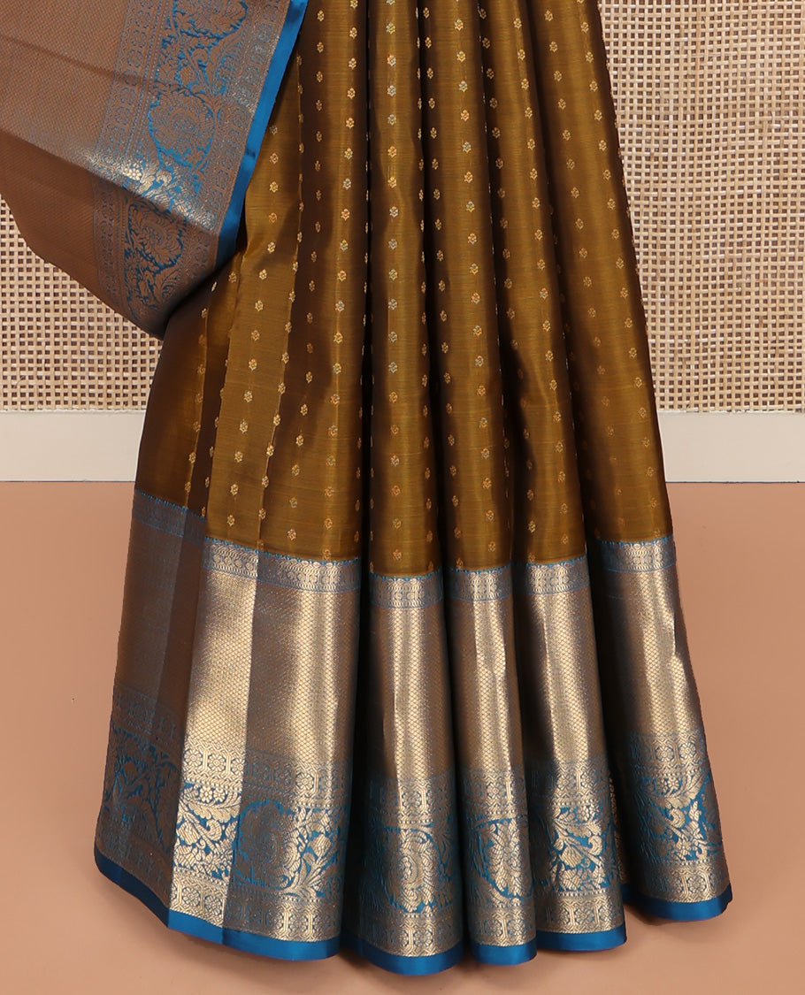 Green Vasundhara Lite Silk Mix Saree, Gracefully Embellished with Zari Butta on Its Body, Complemented by Contrast Border of Salngai, Rudraksham, Muthu, Mayil Kann and Kamalam Designs, Jaal Patterned Pallu, and Paired with a Contrast Blouse