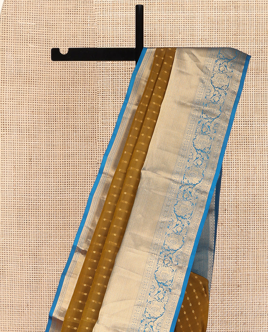 Green Vasundhara Lite Silk Mix Saree, Gracefully Embellished with Zari Butta on Its Body, Complemented by Contrast Border of Salngai, Rudraksham, Muthu, Mayil Kann and Kamalam Designs, Jaal Patterned Pallu, and Paired with a Contrast Blouse