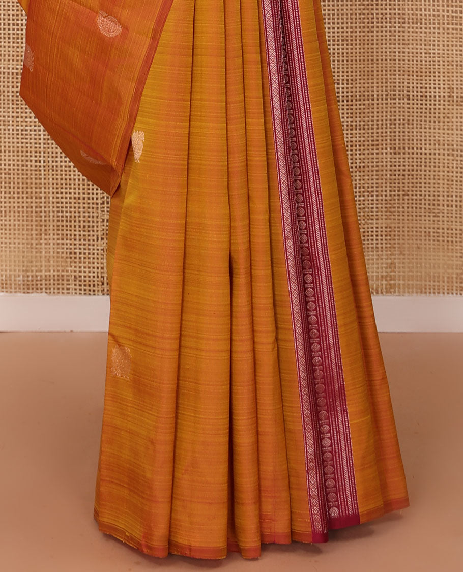 Borderless orange manga zari buttas Kanchipuram silk saree, contrast geometric patterned pallu