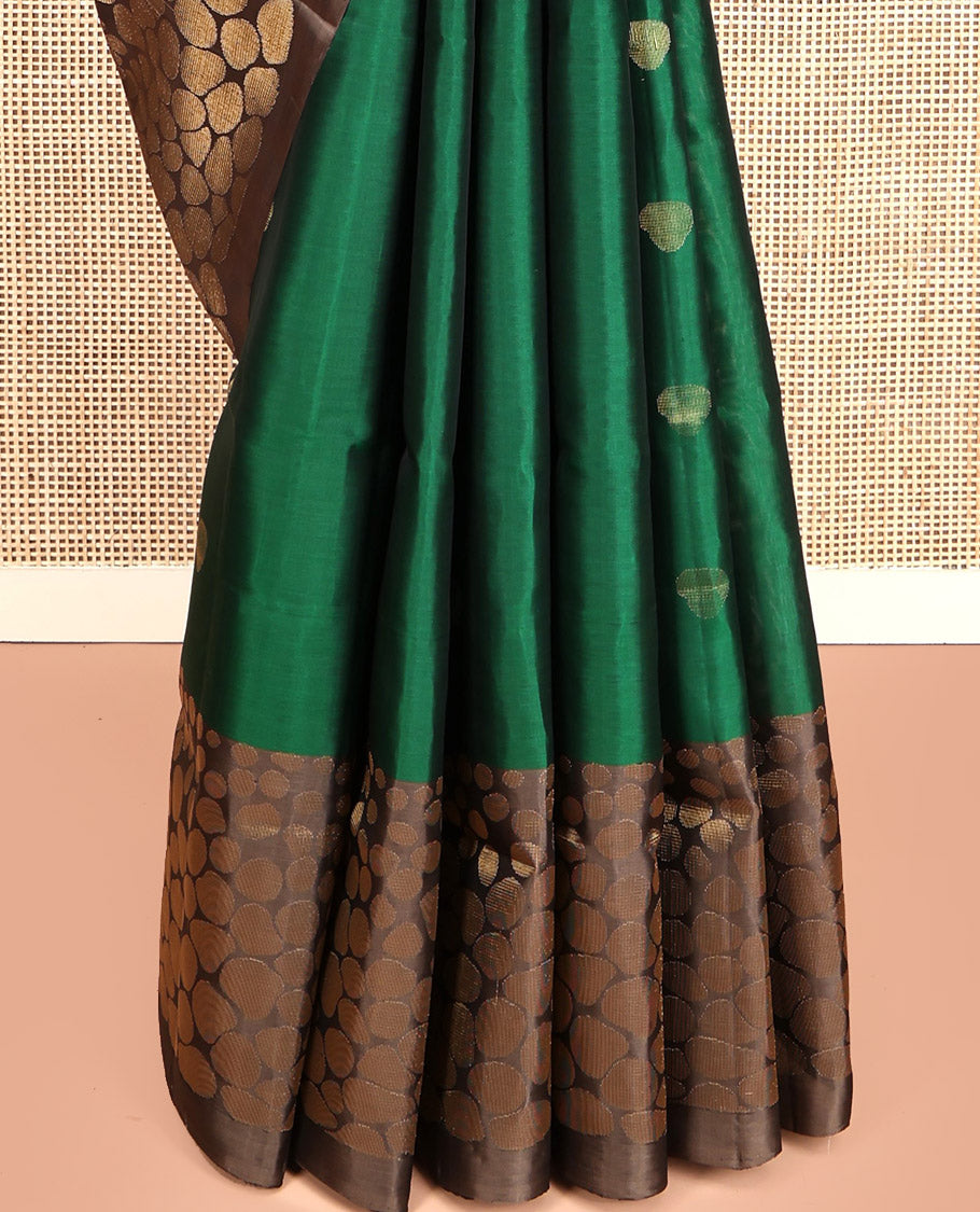 Green Mayuri Lite Silk Mix Saree, Detailed with Zari Buttas, Complemented by Contrast Geometric Patterned Border, Pallu of Geometric Patterns, and a Contrast Blouse