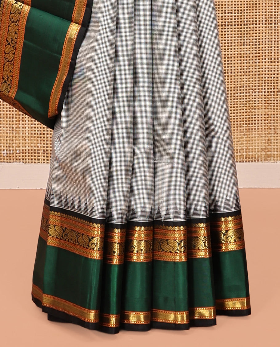 Grey Kasa-Kasa Checked Kanchipuram Silk Saree, Complemented by a Contrast Rettai Pettu Border of Thilakam Mokku, Muthu, Kathir, Mayil, and Yaanai, Zari Design Pallu, and Contrast Blouse