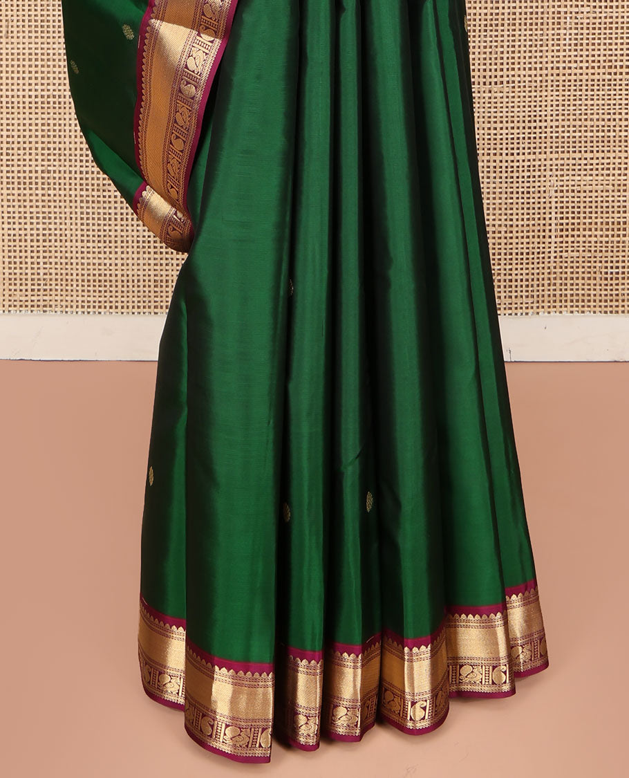 Green Kanchipuram Silk Saree, Gracefully Embellished with Zari Buttas All Over Its Body, Complemented by a Contrast Border of Manga and Mayil Designs, Grand Jaal Pallu, and Paired with a Contrast Blouse