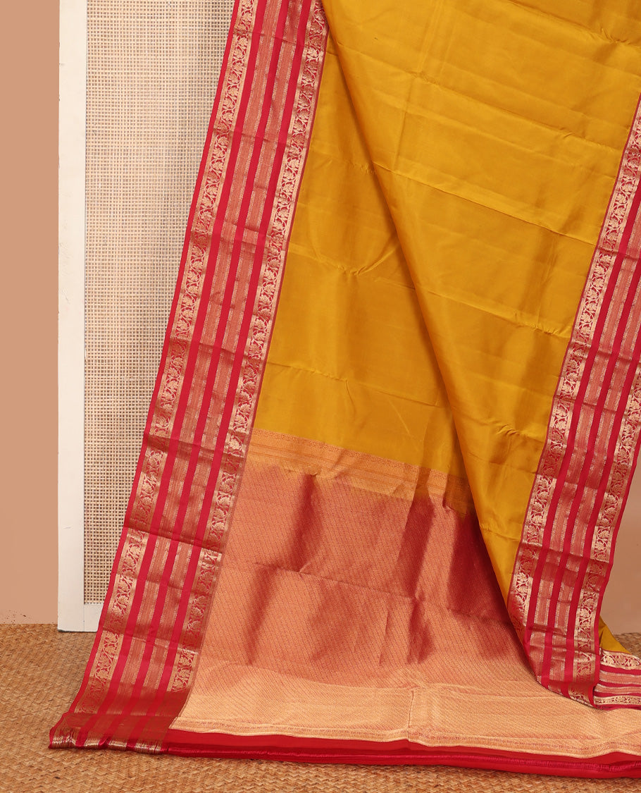 Yellow plain Kanchipuram silk saree, contrast border of muthu, neli, and kodi visiry designs, and diagonally woven pallu