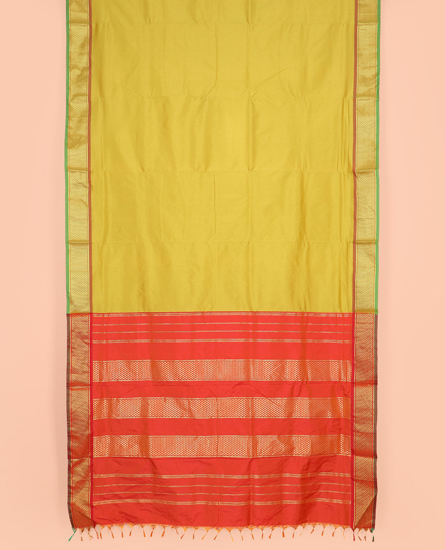 Green Plain Ten-Yard Art Silk Saree, Complemented by a Contrast Traditional Ara Maadam Border, and Pallu Elevated with Zari Designs