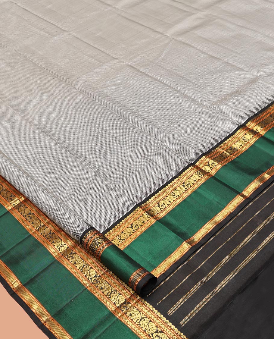 Grey Kasa-Kasa Checked Kanchipuram Silk Saree, Complemented by a Contrast Rettai Pettu Border of Thilakam Mokku, Muthu, Kathir, Mayil, and Yaanai, Zari Design Pallu, and Contrast Blouse
