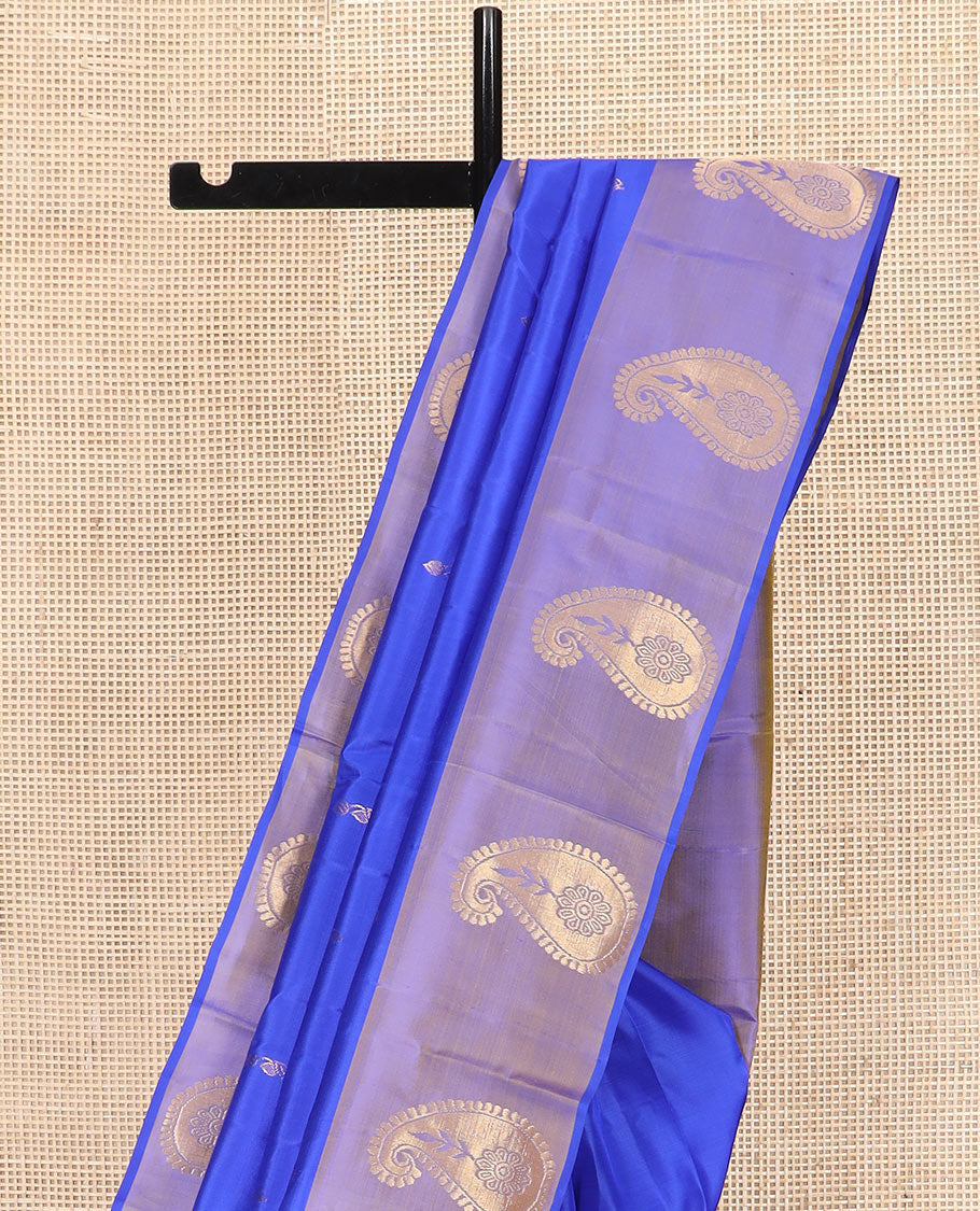 Blue Kanchipuram Silk Saree Featuring All-Over Zari Buttas, Highlighted by a Contrast Border with Manga Zari Buttas, and a Pallu Adorned with Mayil Motifs, Paired with a Subtle Contrast Plain Blouse