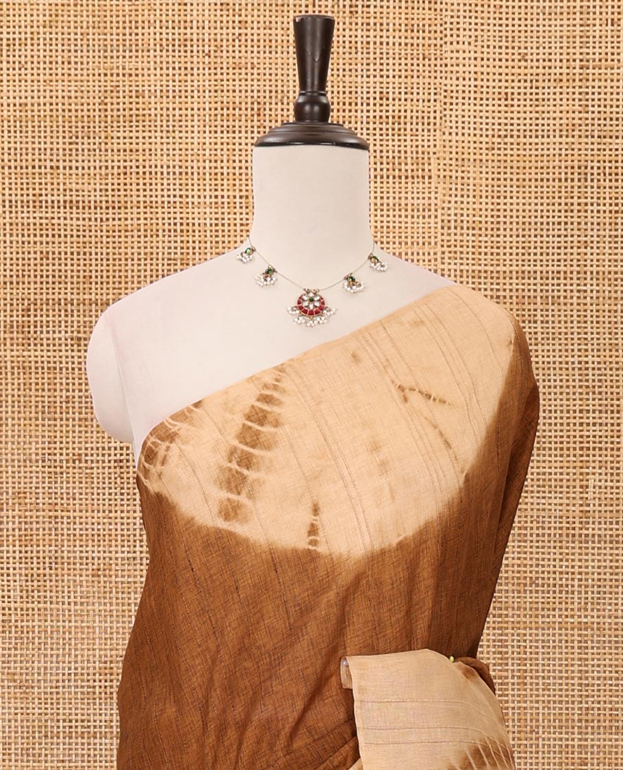Borderless beige shibori-printed jute tussar silk saree, contrast shibori-printed pallu & contrast blouse