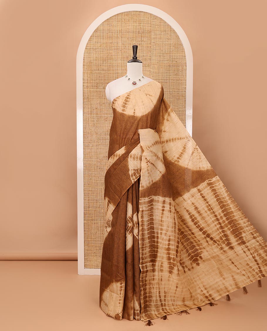 Borderless beige shibori-printed jute tussar silk saree, contrast shibori-printed pallu & contrast blouse