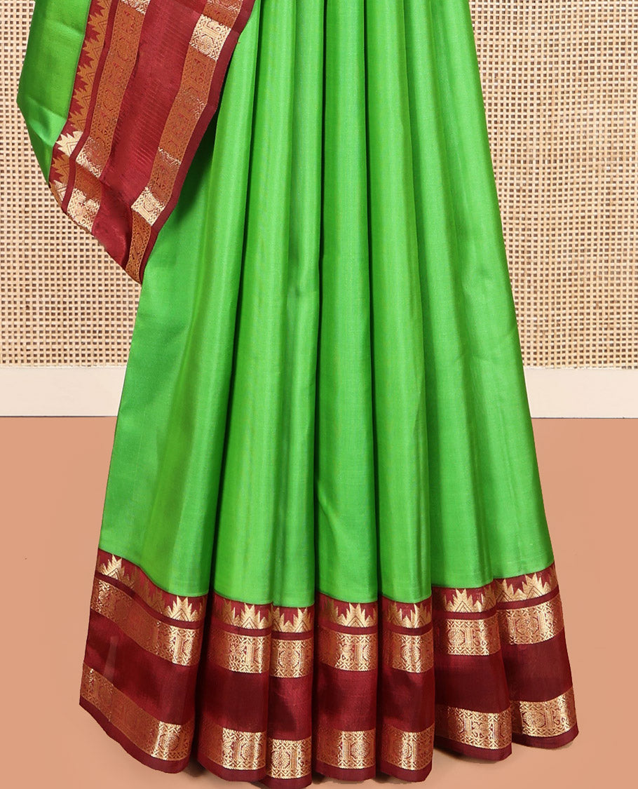 Green Plain Kanchipuram Silk Saree, Complemented by a Contrast Rettai Pettu Border of Thazampoo Rekku, Neli, Kuthirai, and Chakram Designs, Jaal Pallu, and a Contrast Blouse