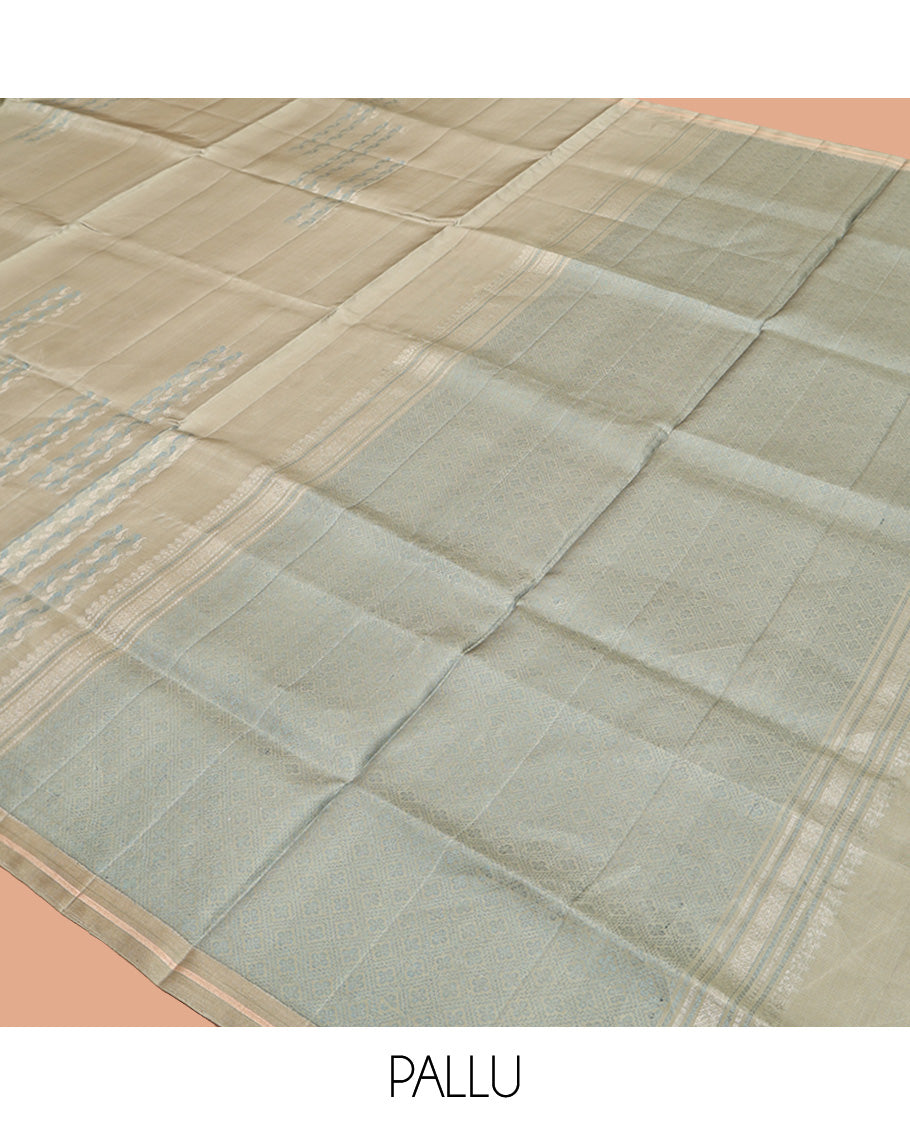 Green Mayuri Soft Silk Saree, Adorned with Buttas, a Subtle Border, Pallu of Jaal Design, and a Matching Blouse