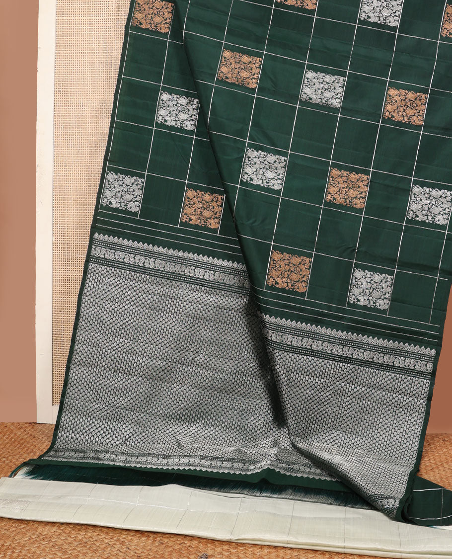 Borderless green checked & Vanasingaram buttas Kanchipuram silk saree, self-pallu of intricate designs
