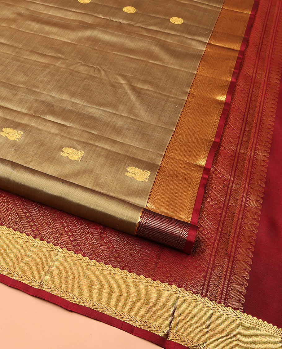 Grey Kanchipuram Silk Saree, Accentuated with Mayil and Chakram Buttas All Over Its Body, Complemented by Contrast Border of Rekku and Kathir Designs, Grand Pallu of Traditional Designs, and Paired with a Contrast Blouse